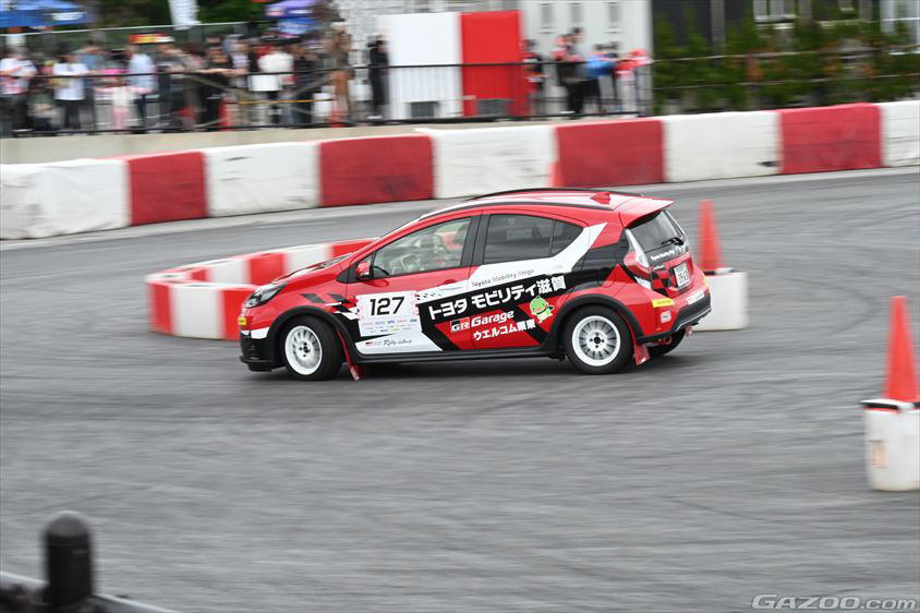 モータースポーツマルチフィールド沖縄でのSSで走行するアクア（TOYOTA GAZOO Racing PARK沖縄）