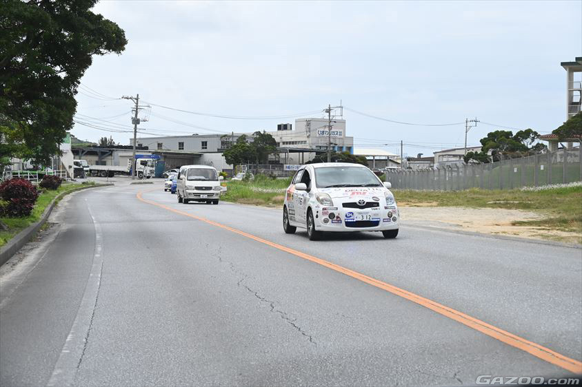 一般車と一緒に走行するラリチャレマシン