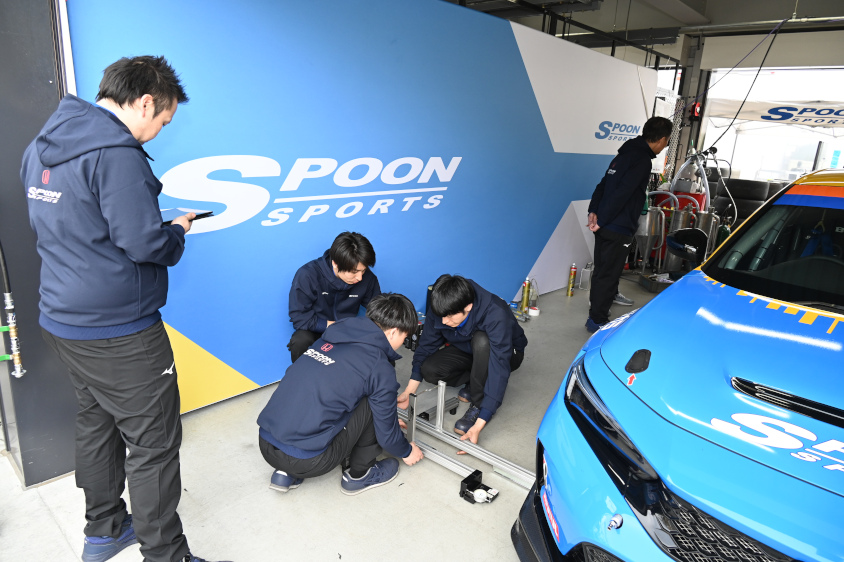 SPOON リジカラ CIVICのアライメントの調整を行うメカニック