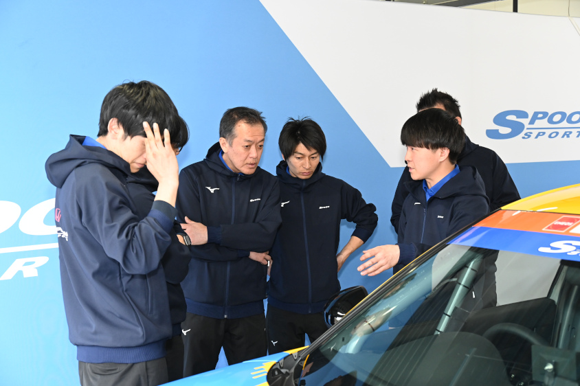 TEAM SPOONのメカニックとコミュニケーションをとる原剛監督