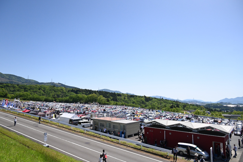 フェアレディZが富士スピードウェイのP2駐車場を埋め尽くす