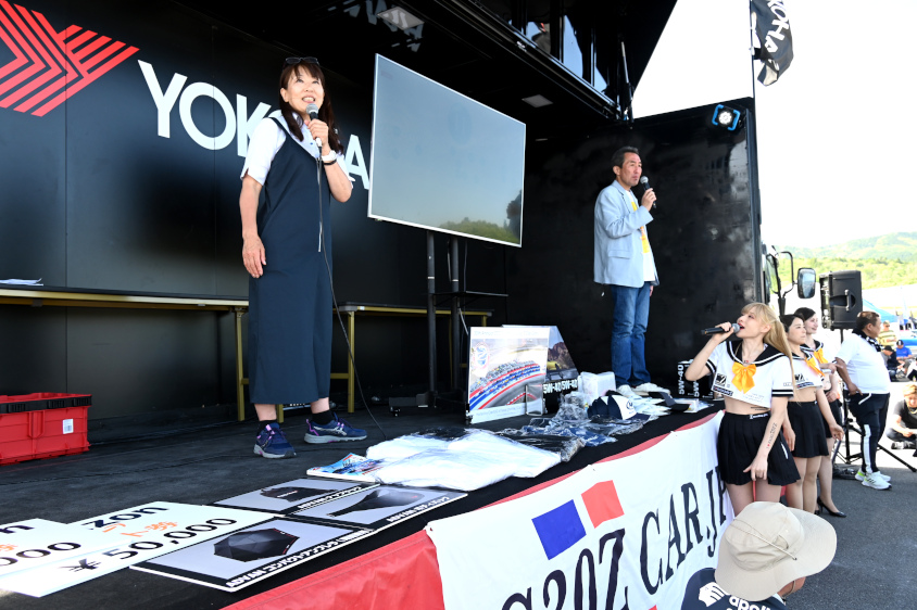 ADVANオールフェアレディZミーティング2024のずらりと並んだビンゴ大会の景品