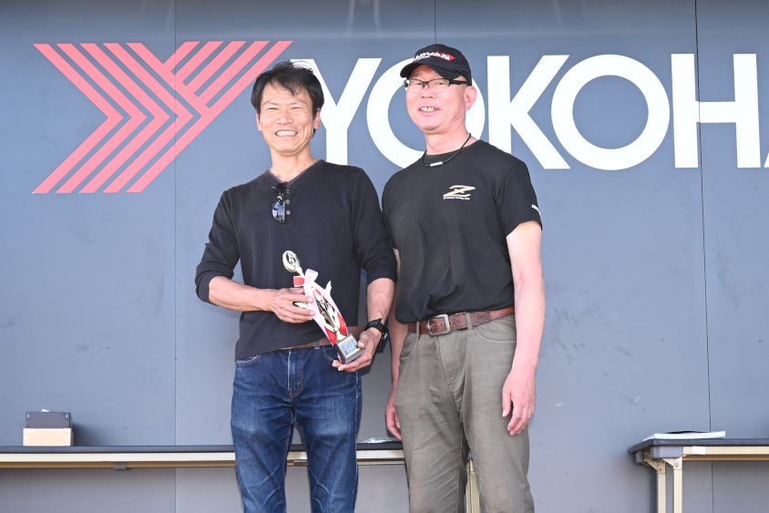 ADVANオールフェアレディZミーティング2024で特別賞を受賞したS30Zのオーナーさん