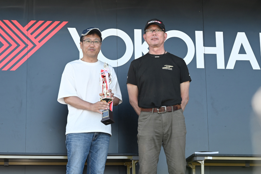 ADVANオールフェアレディZミーティング2024で会長賞を受賞したフェアレディZ432のオーナーさん