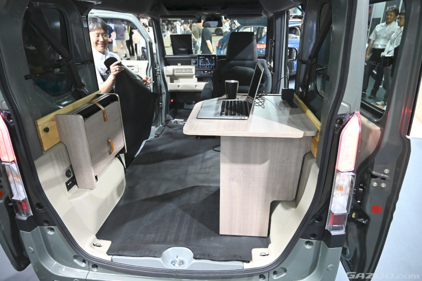 N-VAN e:のオプションのデスクとイスの設置イメージ