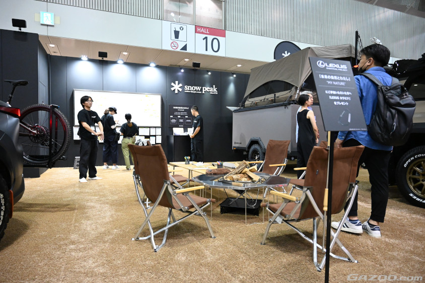 スノーピークのアウトドアのイメージが生かされているレクサスブース