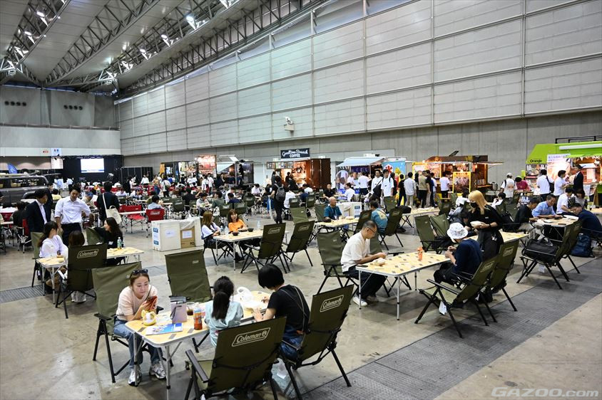 飲食ブースも充実。休憩スペースのイスがすべてコールマンのキャンプチェアなのがうれしい