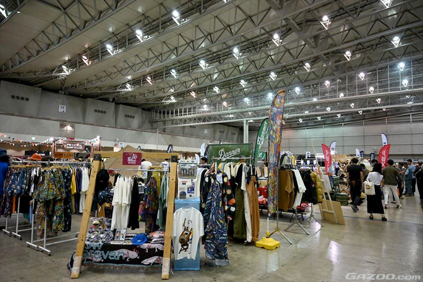 アウトドアアパレルのブースも多数出展