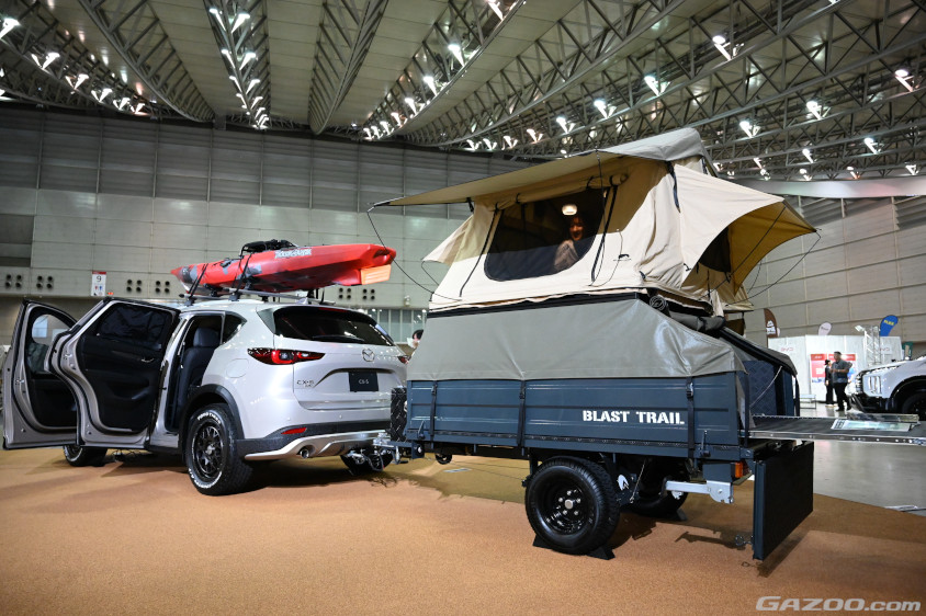 CX-5が牽引するトレーラーはブラストトレイルオーバーランダー/ルーフトップテント