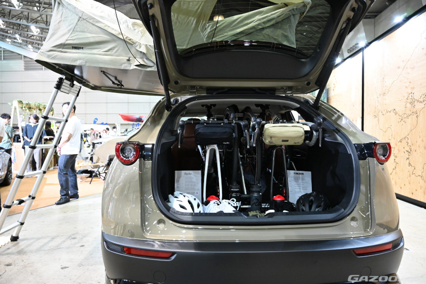 CX-30（20S Retro Sports Edition）には2台のロードバイクを積むことができる