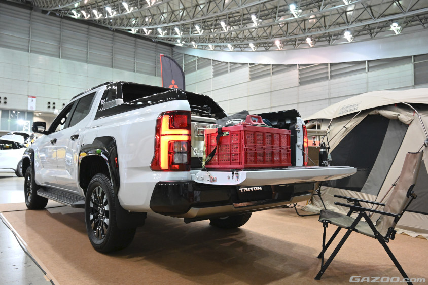 トライトンの荷台にはコールマンのキャンプグッズが満載