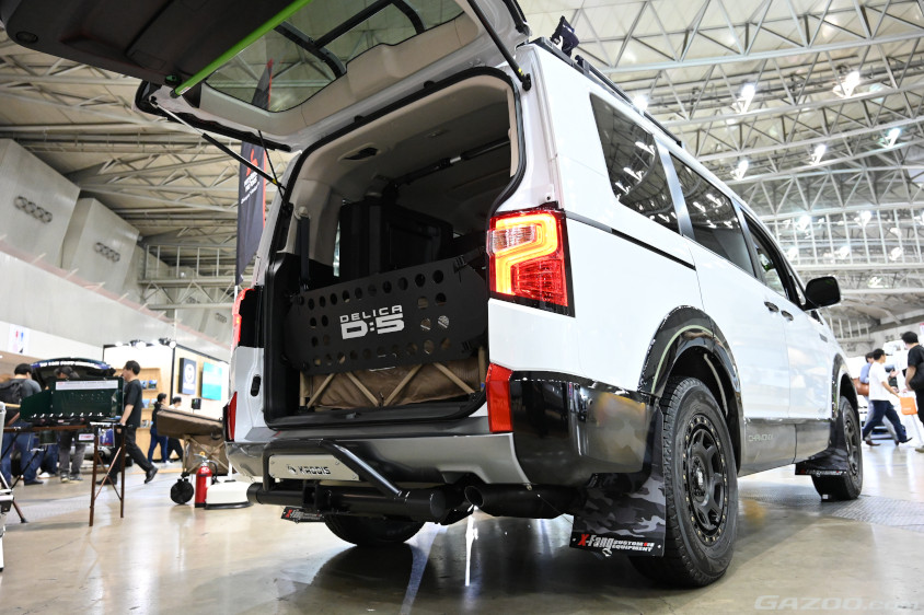 デリカD:5 CHAMONIX SNOW GEARのリア