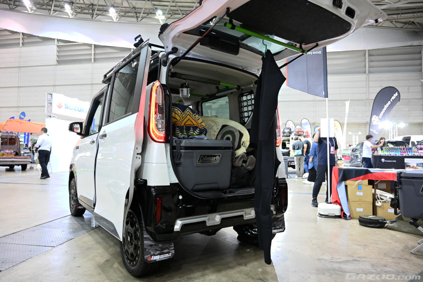 海でのアウトドアをイメージしたデリカミニ CHAMONIX SNOW GEAR