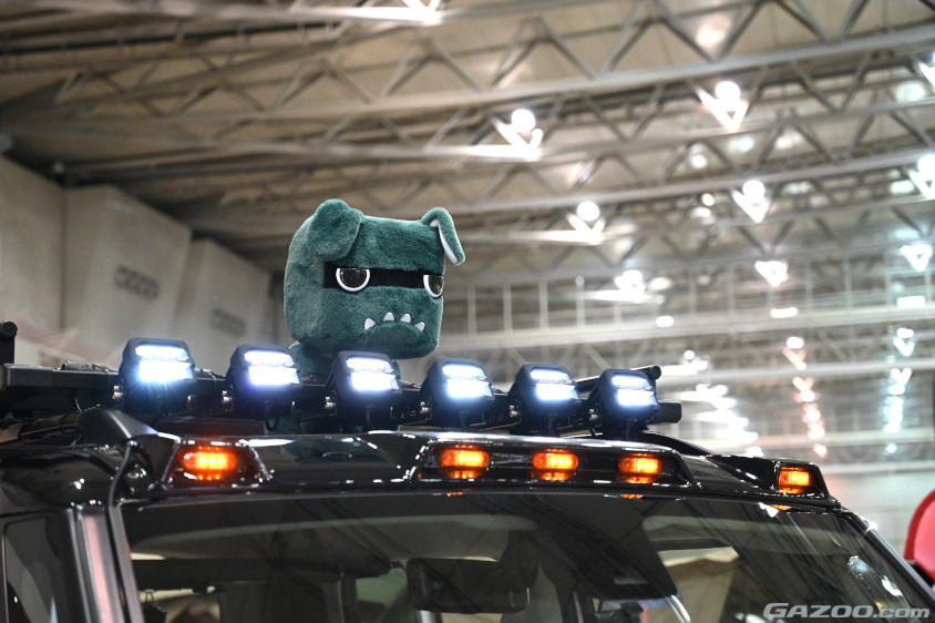 シーサーのように三菱のブースに来たお客様を見守るデリ丸