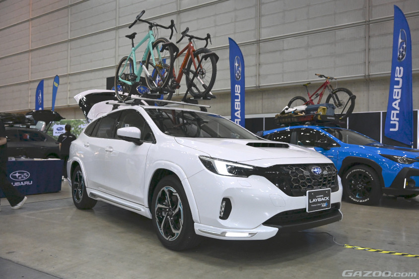 ルーフに2台のグラベルロードバイクを積むレイバック（Limited EX）