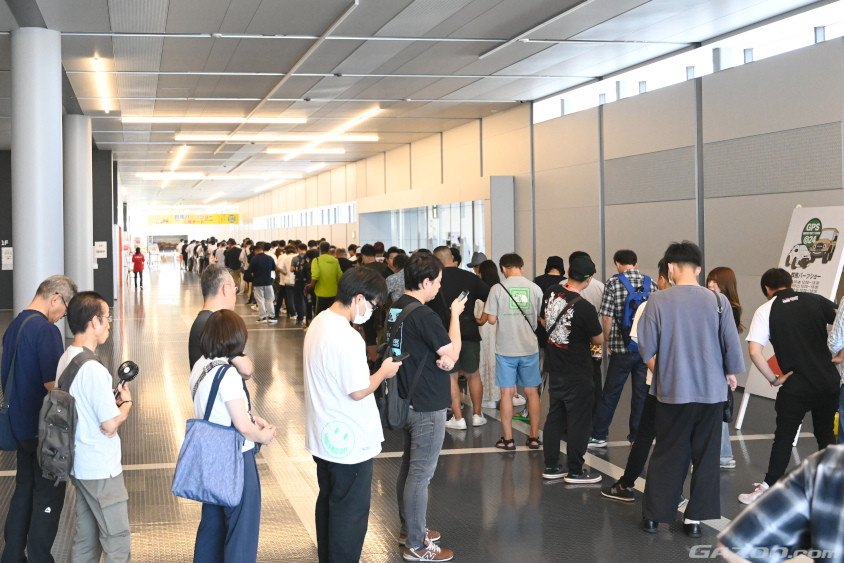 群馬パーツショー2024の初日は平日の金曜日ながら、会場前は長蛇の列に