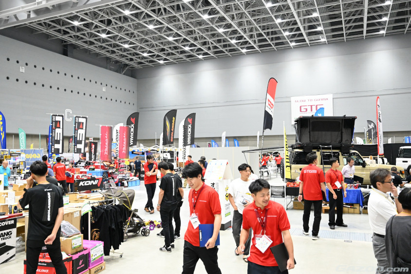 群馬パーツショーでは会場のいたるところに赤いウェアを来たスタッフがいる