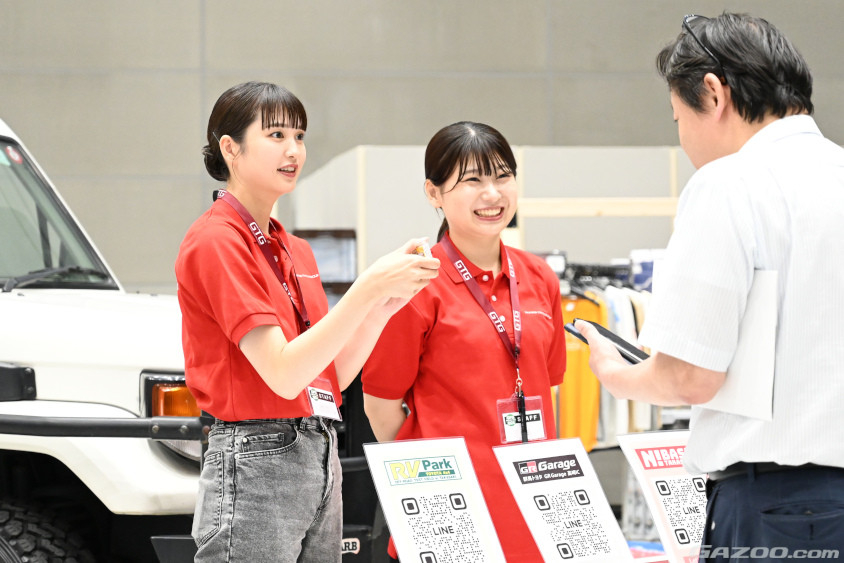 群馬パーツショーで接客する群馬トヨタ自動車の社員