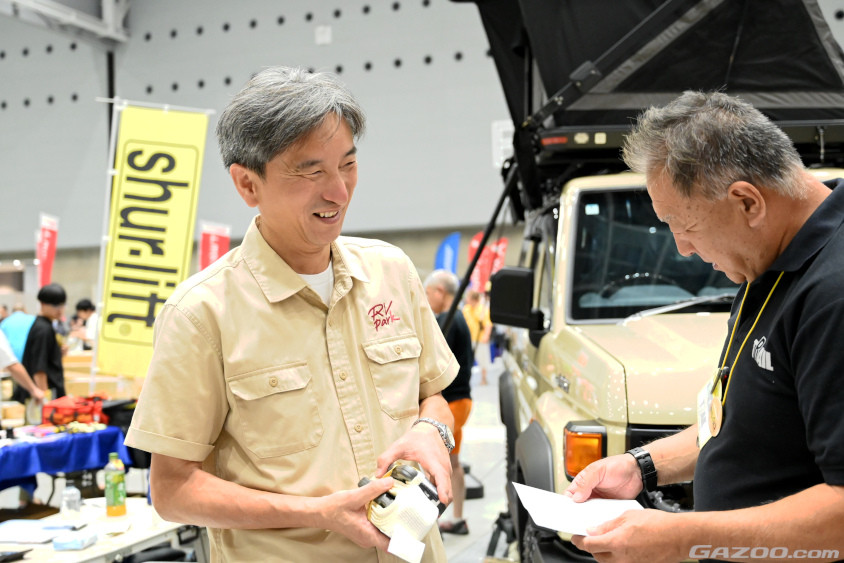 出展社と楽しそうにコミュニケーションをとる群馬トヨタ自動車の重田浩GM