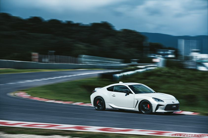 GR86 RZ（6MT）（クリスタルホワイトパール）