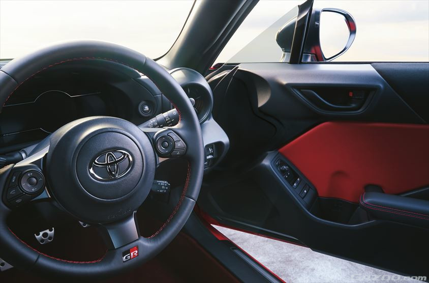 GR86 RZ（6MT）ステアリング（内装色ブラック×レッド）