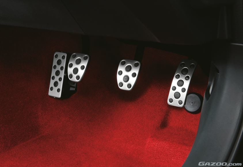 GR86 RZ（6MT）スポーツアルミペダル（内装色ブラック×レッド）