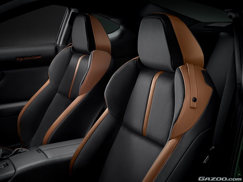 GR86 特別仕様車 シート表皮 ： ウルトラスエード®（ブラックパーフォレーション・タンアクセント）×本革（写真はMT車）