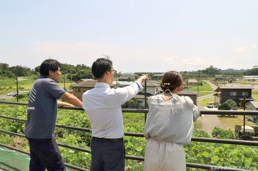 野蒜の街を眺める東松島市役所の職員
