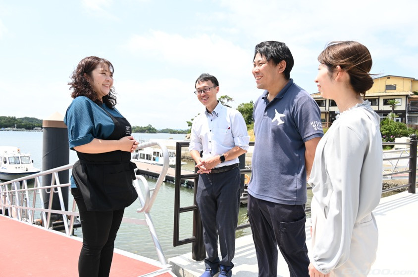 東松島観光物産公社の後藤さん（左）