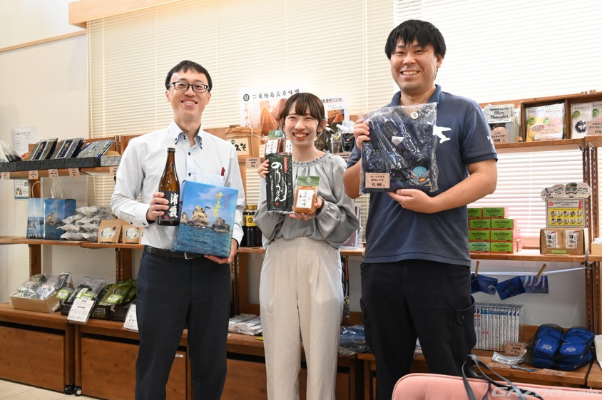 奥松島イートプラザでオススメのお土産を持ち笑顔を見せる東松島市役所のみなさん