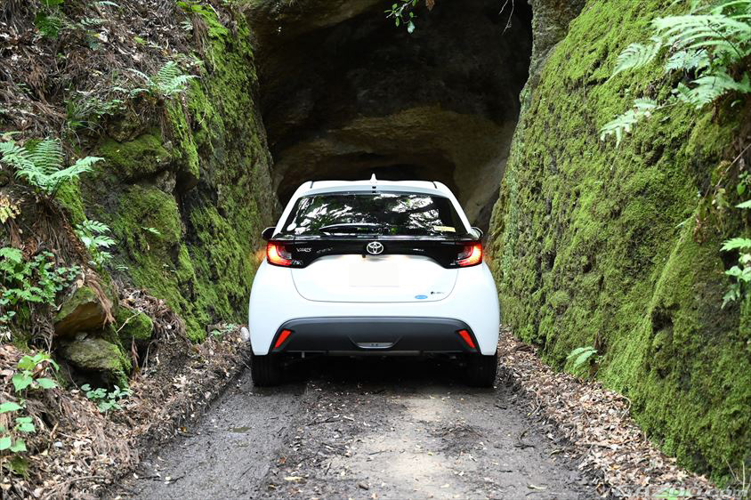 大鮫隧道はコンパクトカーでもギリギリの幅