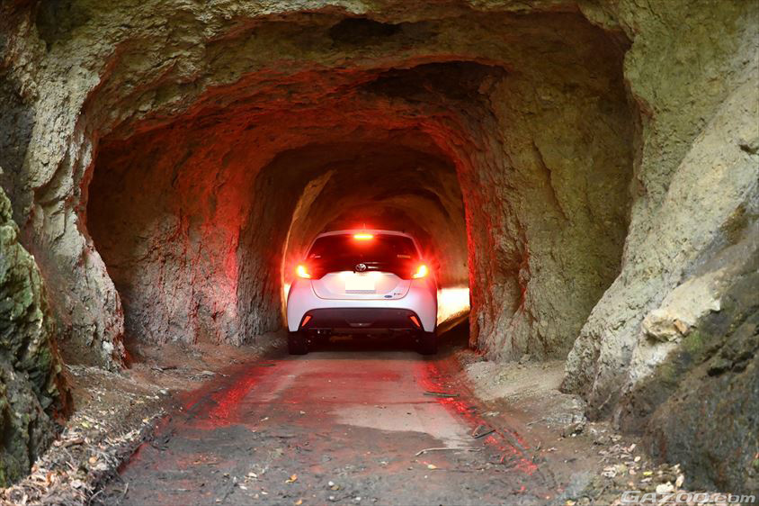 手掘り感満載の大鮫隧道の中