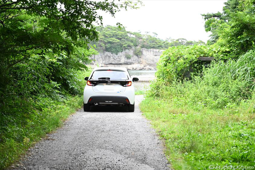 クルマの右側の草むらに隠れてしまっている鮫ヶ浦水曜日郵便局