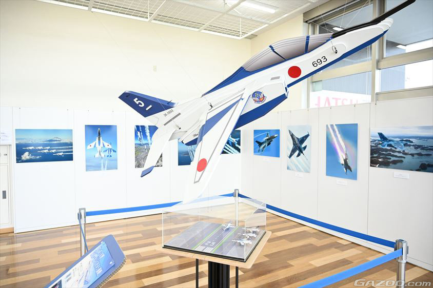 ネッツトヨタ仙台 石巻港インター店に展示されている段ボールのブルーインパルスの模型