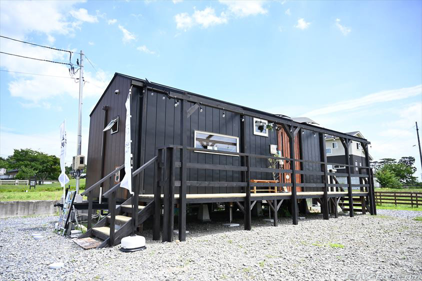 トレーラーハウスもおしゃれなエクステリアに