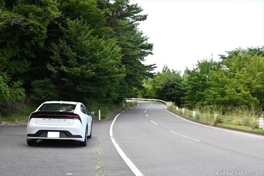 御番所公園に通じるコバルトラインは、高低差の緩やかなワインディングが楽しい