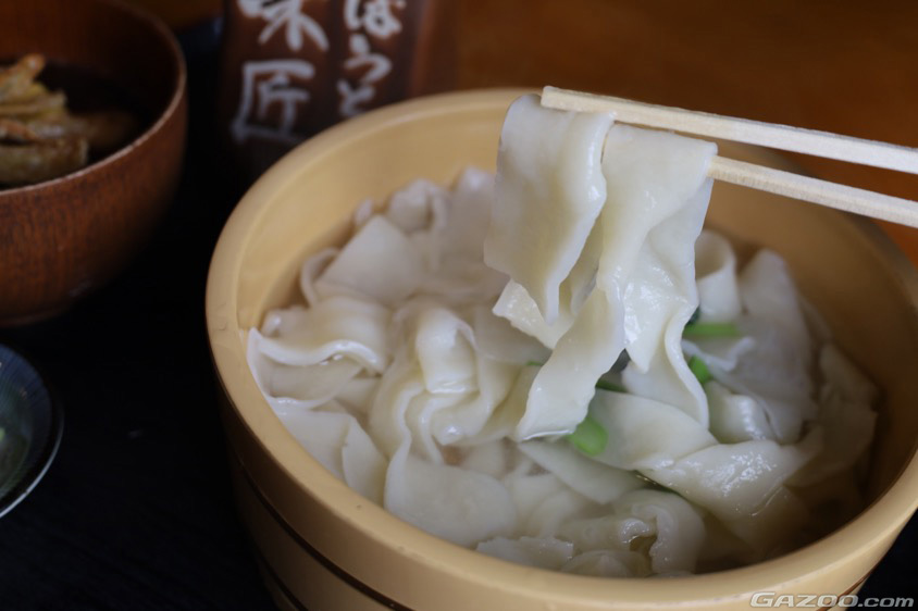 山梨名物のほうとうを冷やでいただくおざら