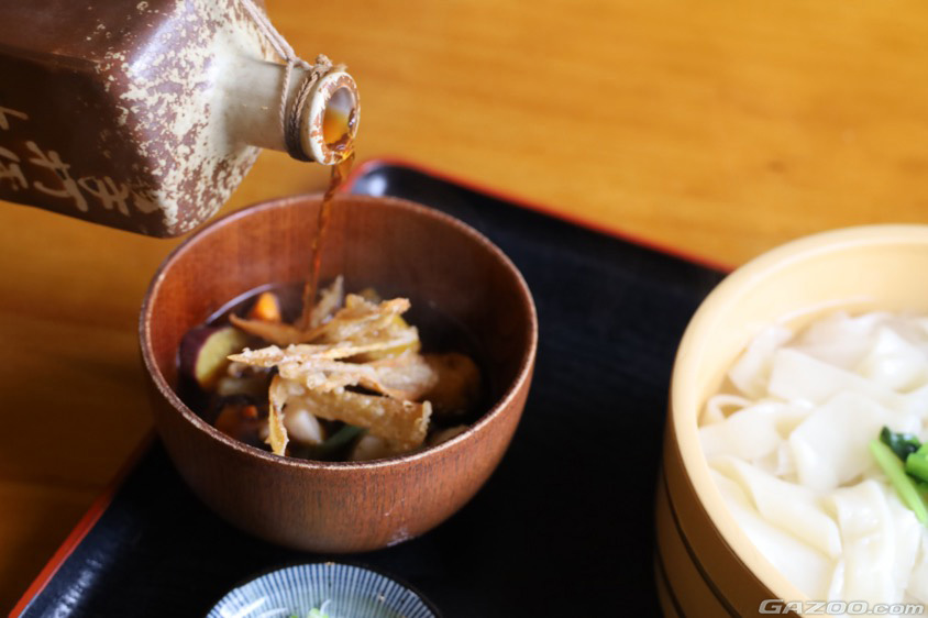 冷たいほうとうを温かいつけ汁でいただくおざらほうほう