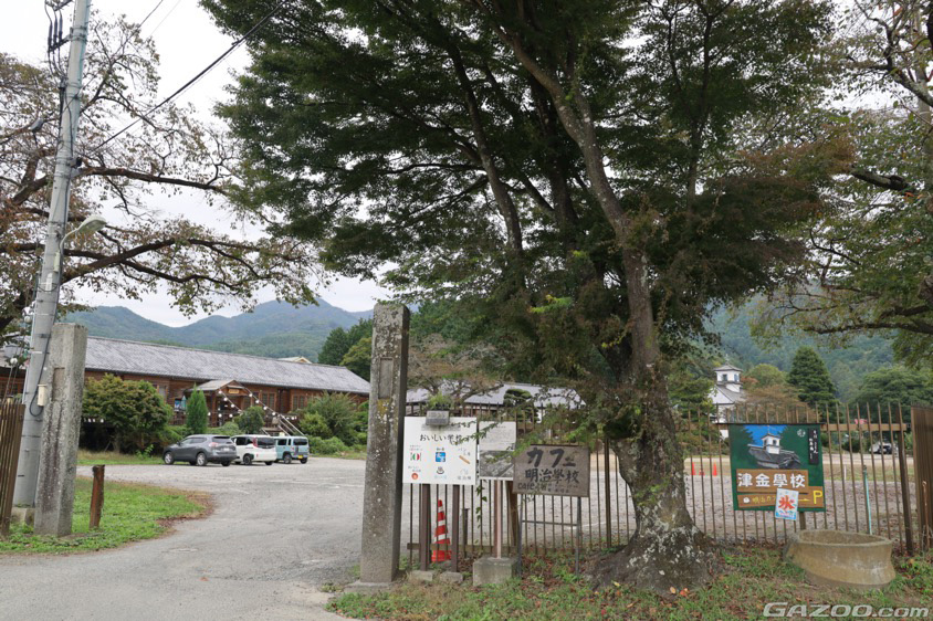 三代校舎ふれあいの里“おいしい学校”の校門