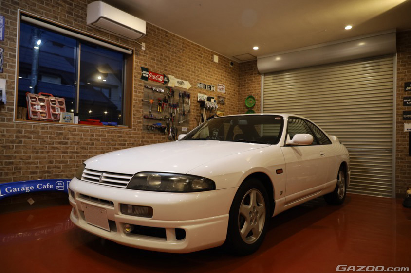 Garage Cafe en(ガレージカフェ エン)の店内兼ガレージ