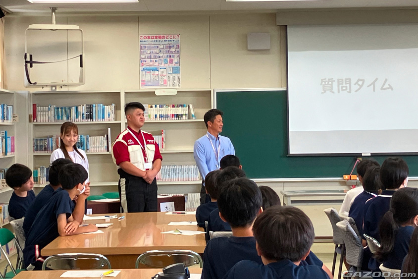 茨城ワクドキクラブが実施した中学校で出張授業を行う販売店のスタッフ