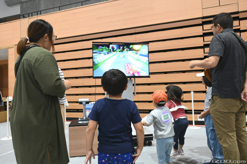 自分たちで色を塗ったクルマが迫力のレースを繰り広げる