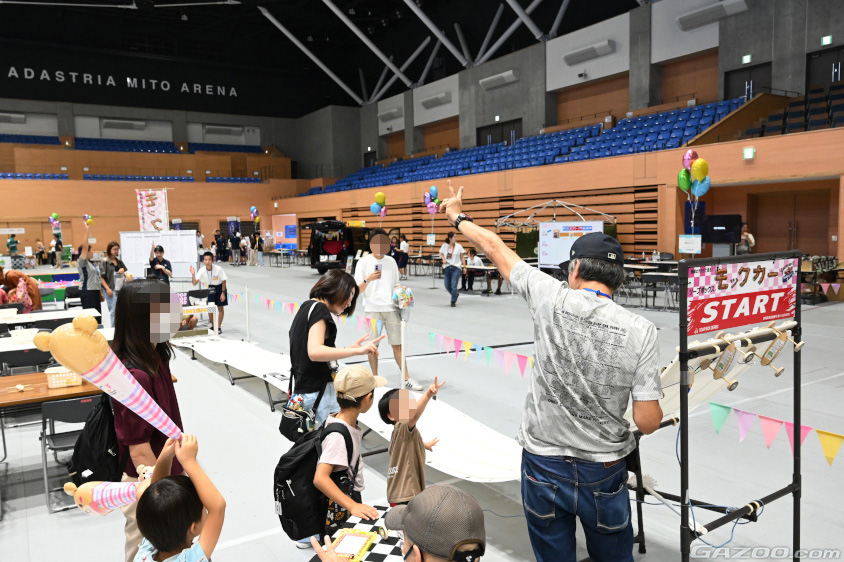 自分で作ったソープボックスをその場で走らせることができる