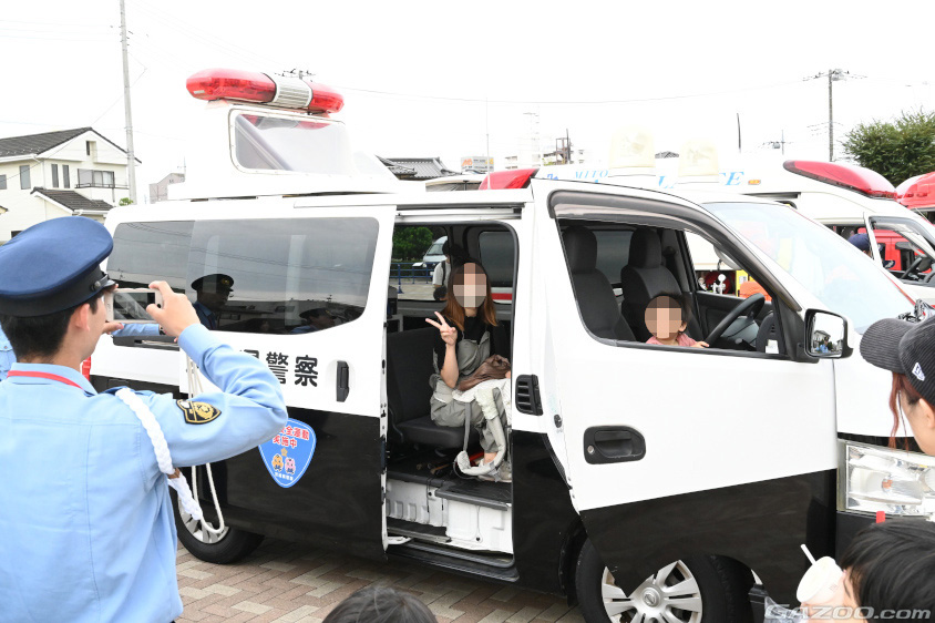 警察車両に乗り込み記念撮影