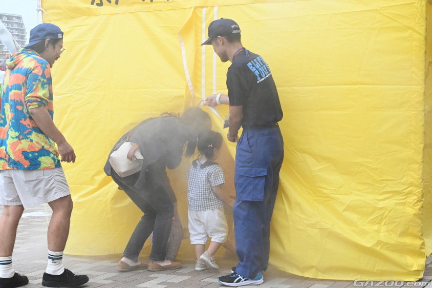 煙の充満した部屋を体験できるテントも