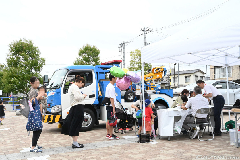 JAFはレッカー車の展示と子供免許証も発行
