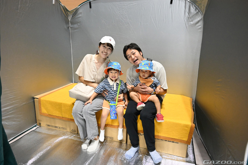 避難用の簡易ファミリールームと段ボールベッド