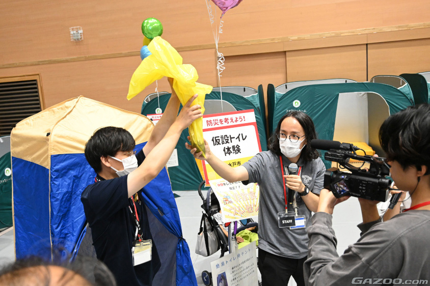 簡易トイレのデモンストレーション