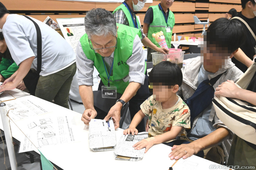 新聞紙でスリッパ作り