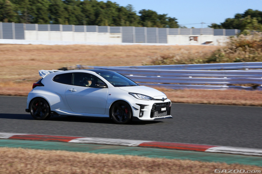 レンタル車両で走行する参加者(c)KINTO